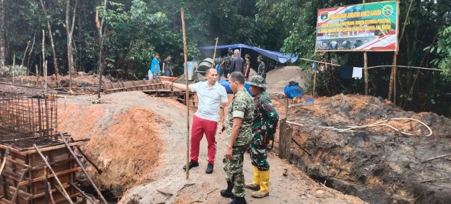 Dandim 0315/TPI Turun Langsung Kawal Pembangunan Jembatan Armco Sungai Kangboi Demi Kelancaran Akses