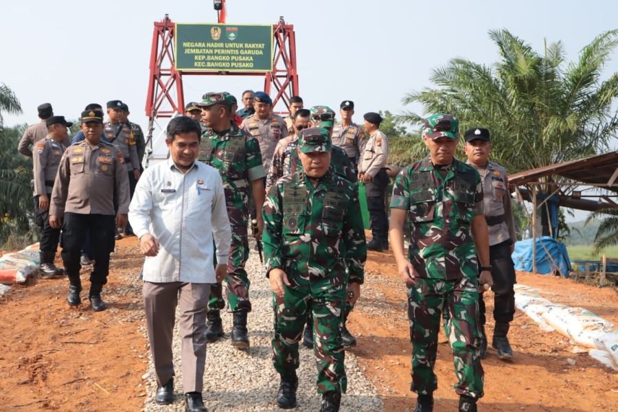 Dandim 0321/Rohil Dampingi Pangdam XIX/TT Resmikan Jembatan Perintis Garuda