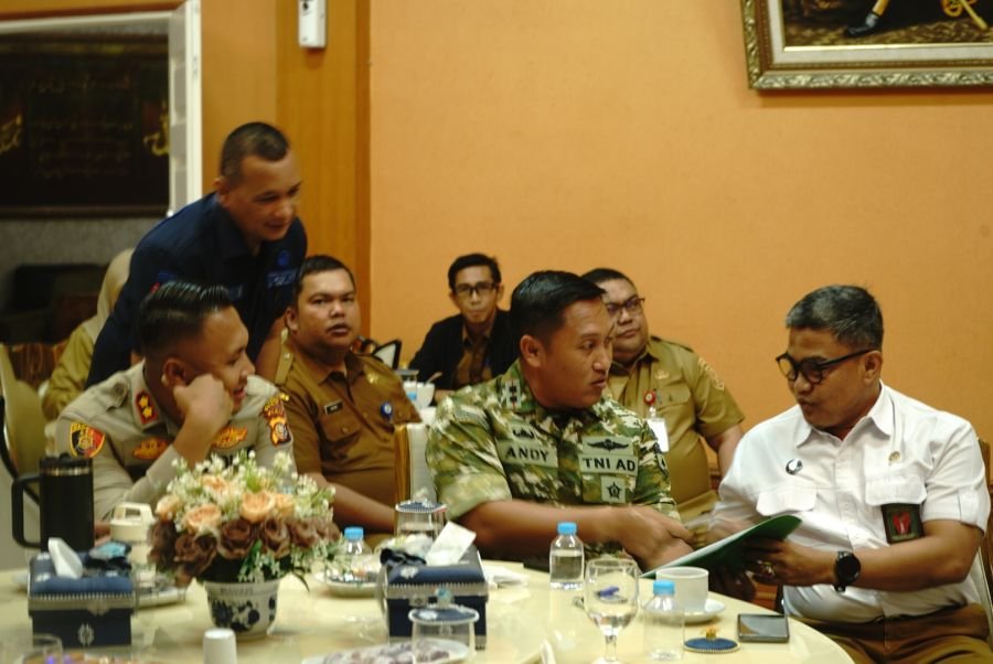 DANDIM 0322/SIAK HADIRI EKSPOSE PERCEPATAN KERJA SAMA PEMELIHARAAN JALAN DAERAH.