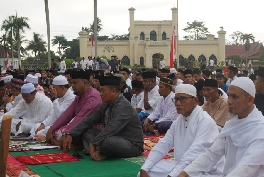 DANDIM 0322/SIAK LAKSANAKAN SHALAT IDUL ADHA BERSAMA FORKOPIMDA DI LAPANGAN SIAK BERMADAH