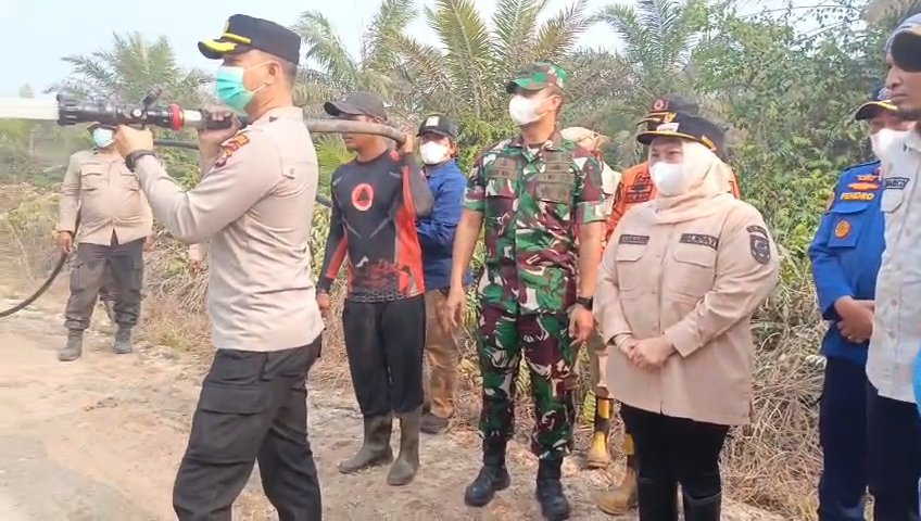 Dandim, Bupati Bengkalis & Forkopimda Tinjau Langsung Lokasi Karhutla di Desa Sungai Meranti