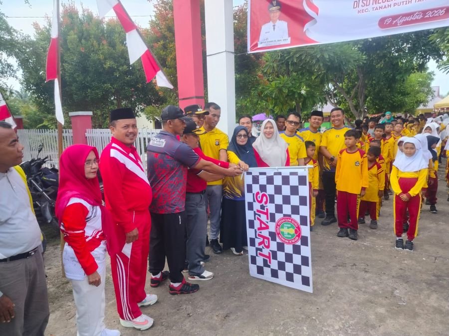 Dandramil 02/TP Kapten Arh Iswandi Serda mengikuti kegiatan Jalan Santai rangka memperingati HUT RI