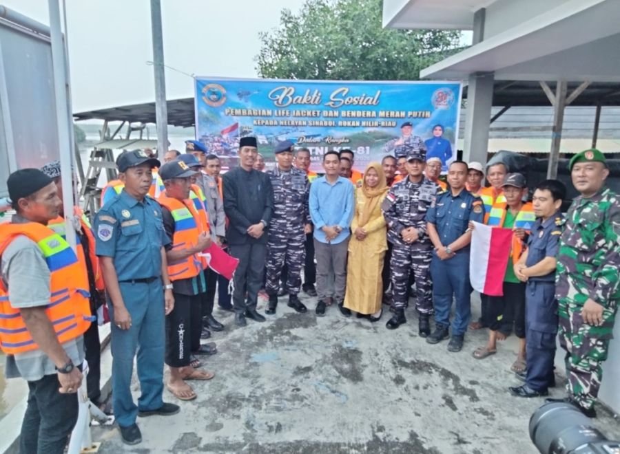 Danlanal Dumai Serahkan Life Jacket untuk Nelayan Sinaboi Rohil