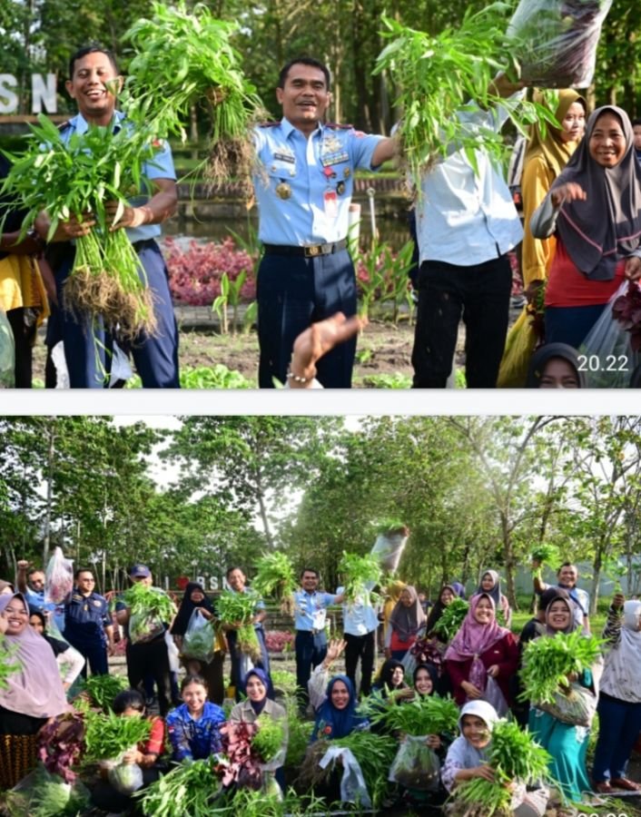 Danlanud Roesmin Nurjadin Panen Sayur Bersama Warga di Taman “I Love RSN
