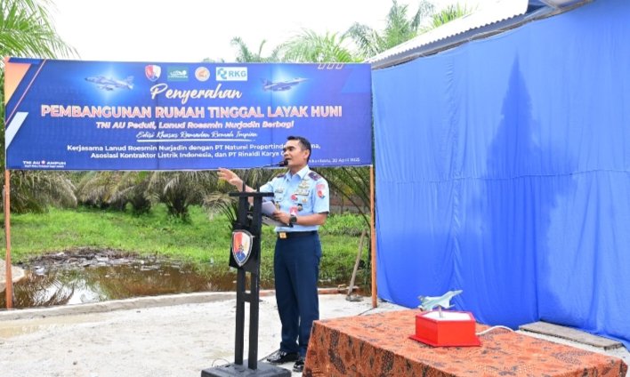 Danlanud Roesmin Nurjadin Resmikan Rumah Layak Huni untuk Bilal Masjid di Kualu Nenas Kampar