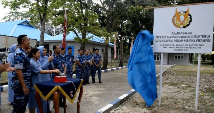 Danlanud RSN dan Ketua PIA AG Cab.4/D.I Serahkan Kantor PIA AG Ranting 01-8 Wing Udara 3.1