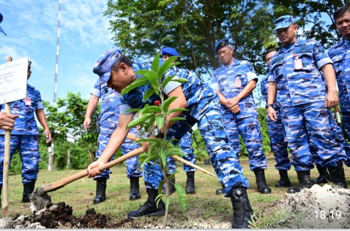 Danlanud Rsn Tanam Pohon Mangga sebagai Simbol Persahabatan dan Kepedulian Lingkungan