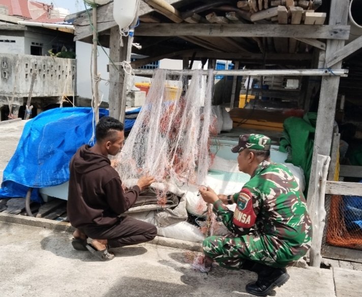 Danpos Durai Dampingi Nelayan Telaga Tujuh Perbaiki Jaring Melaut