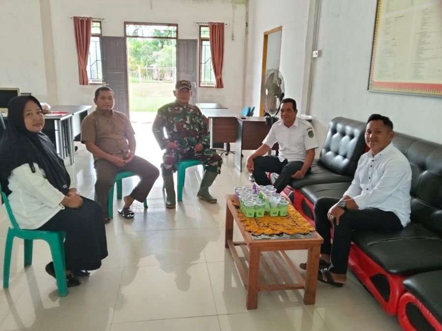 DANPOS GAUNG KORAMIL 05/GAS, MELAKSANAKAN KEGIATAN (KOMSOS) Di KANTOR KEL. KUALA LAHANG