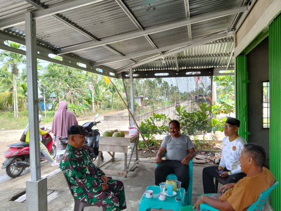 Danpos Gaung Koramil 05/GAS Melaksanakan Komsos Bersama Warga Masyarakat Binaan