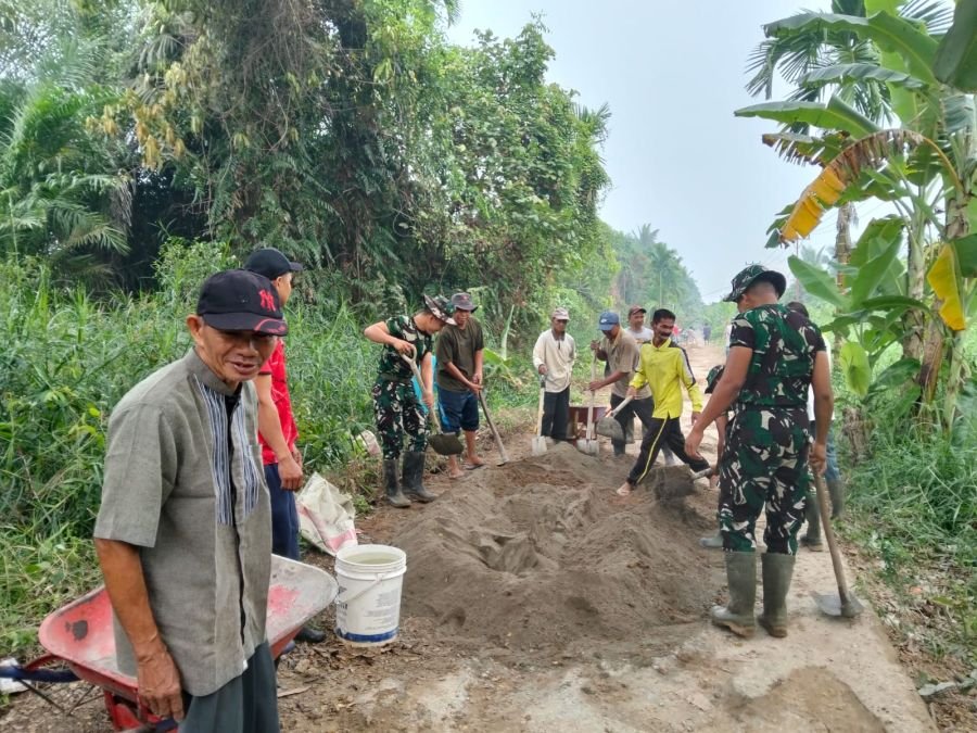 DANPOS  GAUNG KORAMIL 05/GAS  PIMPIN GOTONG ROYONG SEMENISASI JL. KUALA LAHANG MENUJU LAHANG HULU