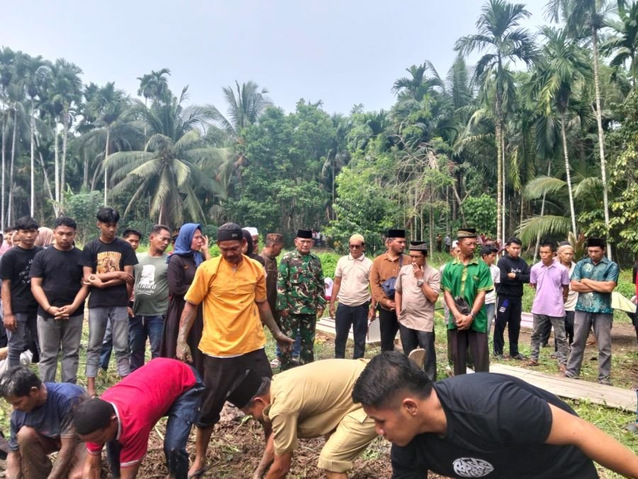 DANPOS GAUNG RAMIL 05/GAS BABINSA MELAYAT KE RUMAH (SEKDES) UNTUK BELA SUNGKAWA DAN BERI SEMANGAT