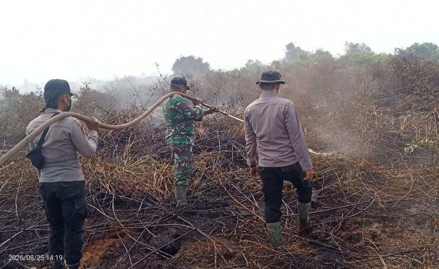 Danpos Keritang Pimpin Pemadaman Karhutla di Desa Kayu Raja, 20 Ha Lahan Berhasil Dipadamkan