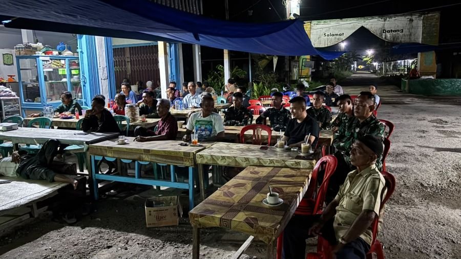 Danpos Koramil 05/GAS, Serma Tota Simbolon serta Babinsa, melaksanakan kegiatan Nonton Bareng