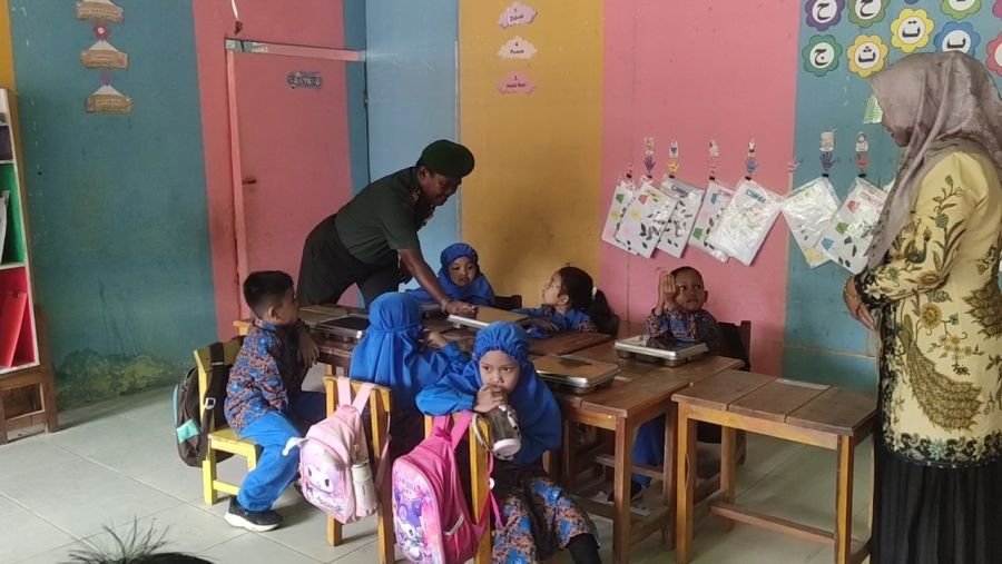 Danpos Keritang Koramil 09/Kemuning, Pastikan Makan Bergisi Gratis di TK Pembina Berjalan Lancar