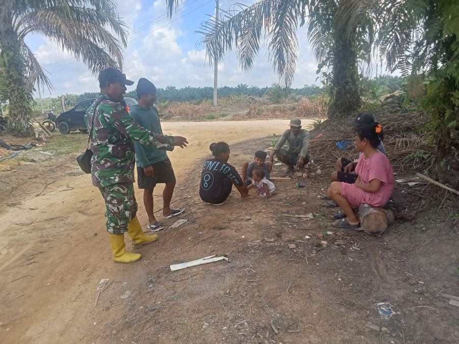Danpos Koramil 09/Langgam Gencarkan Komsos, Warga Diingatkan Bahaya Karhutla