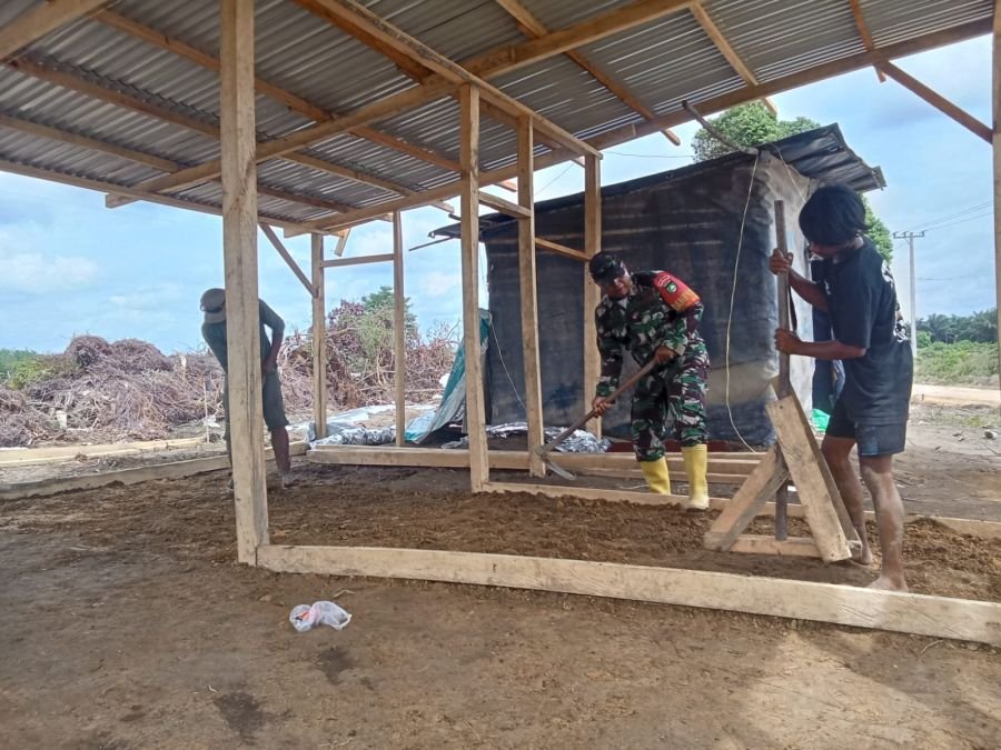 Danpos Koramil 09/Langgam Gotong Royong Bangun Rumah Warga
