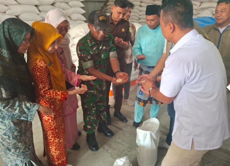 Danposramil 01/Tembilahan Peltu Jaharzam Hadiri Pemeriksaan Beras Bantuan Pangan di Gudang Bulog