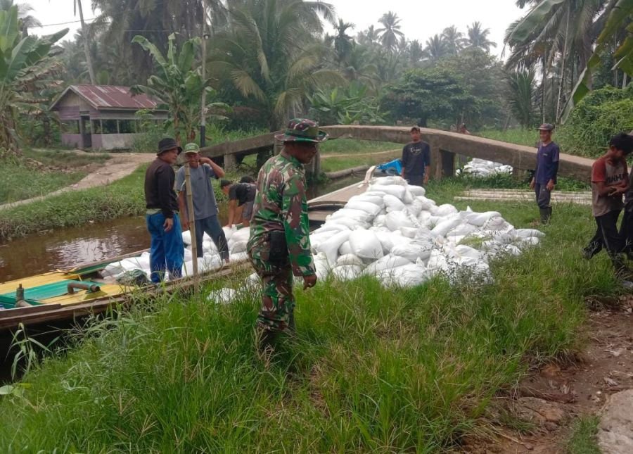 Danposramil 01/Tembilahan Peltu Jaharzam Ajak Buruh Bangun Budaya Kerja Aman dan Kompak