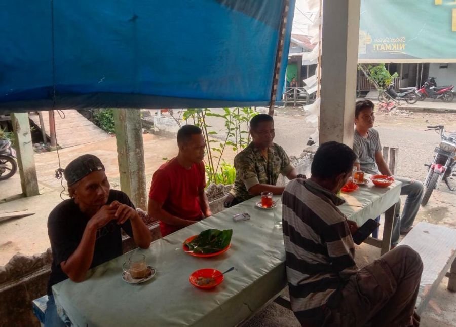 Danposramil 01/Tembilahan Peltu Jaharzam Rangkul Warga Lewat Dialog Santai di Warung Kopi