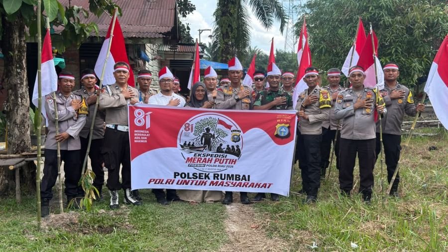 Danramil 01 Rumbai Tanam Pohon dan Bagikan Sembako di Ekspedisi Merah Putih