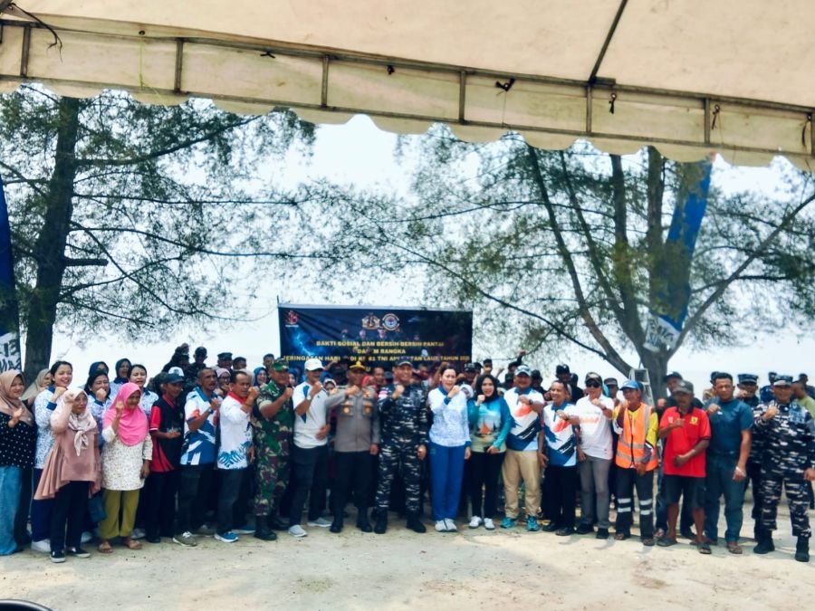 Danramil 01/Balai Hadiri Bakti Sosial HUT ke-81 TNI AL, Pantai Tanjung Ambat Dibersihkan