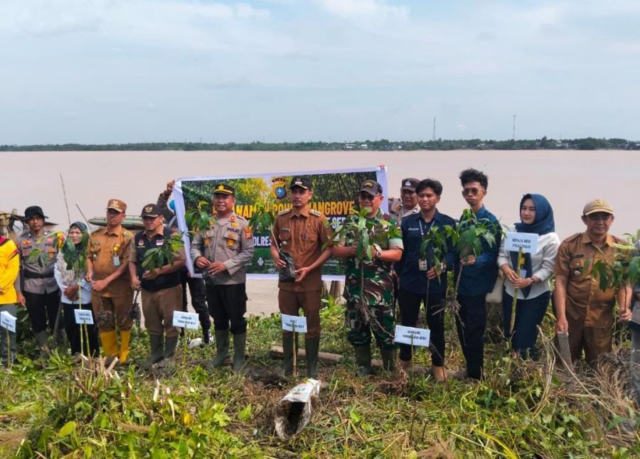 Danramil 01/Tembilahan Melaksanakan Penanaman Mangrove Peringati Hari Mangrove Sedunia