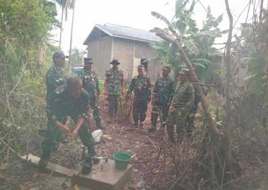 Danramil 01/Tembilahan Tinjau Langsung Sumur Bor Pendukung Penanganan Karhutla bersama Tim Mabes TNI