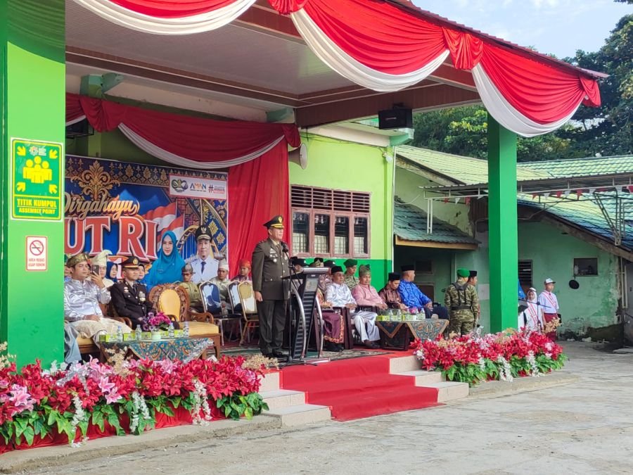 Danramil 02/Kota Pimpin Upacara HUT RI ke-81 Tingkat Kecamatan Pekanbaru Kota di MIN I 