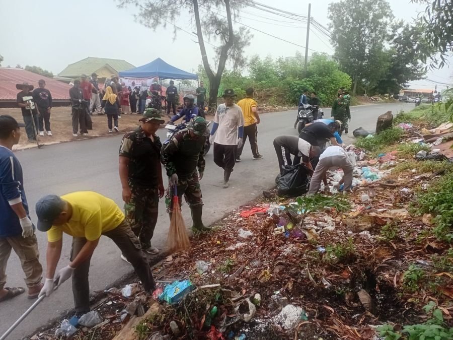 Danramil 02/Sekupang Pimpin Aksi Bersih Jalan Bersama Warga Tiban Baru