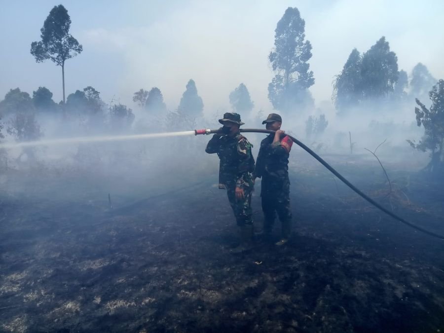 Danramil 02/Tebing Tinggi Bersama Tim Gabungan Tangani Karhutla di Rangsang