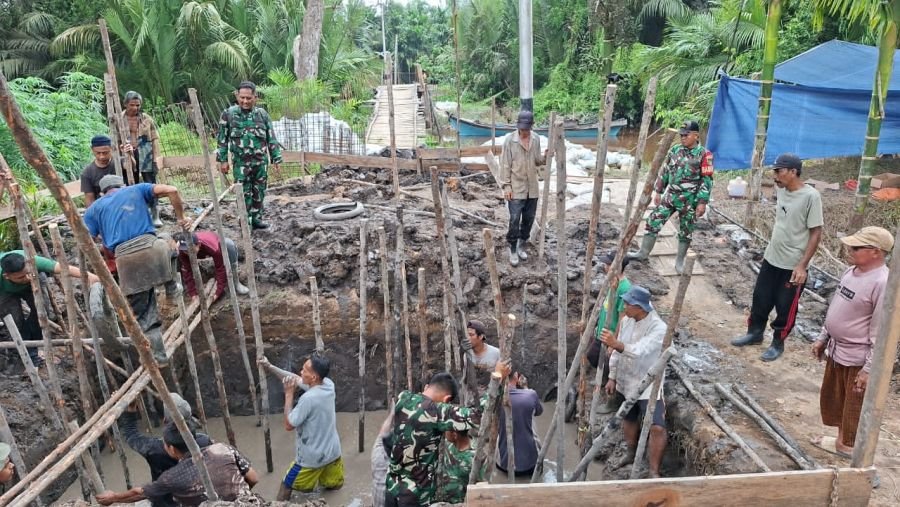 Danramil 02/TM Turun ke Lumpur, Kawal Pembangunan Jembatan Perintis Garuda di Enok