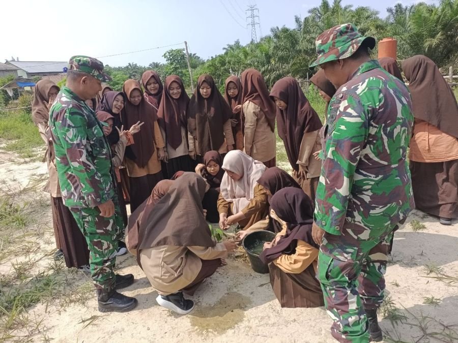 Danramil 03/Bunut Ajak Santriwati Tanam Bibit, Peduli Lingkungan Sejak Dini