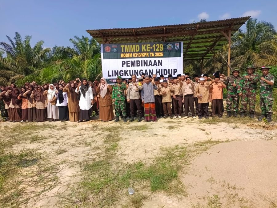 Danramil 03/Bunut Tanam Pohon, Hijaukan Lingkungan Ponpes Al-Bidayah