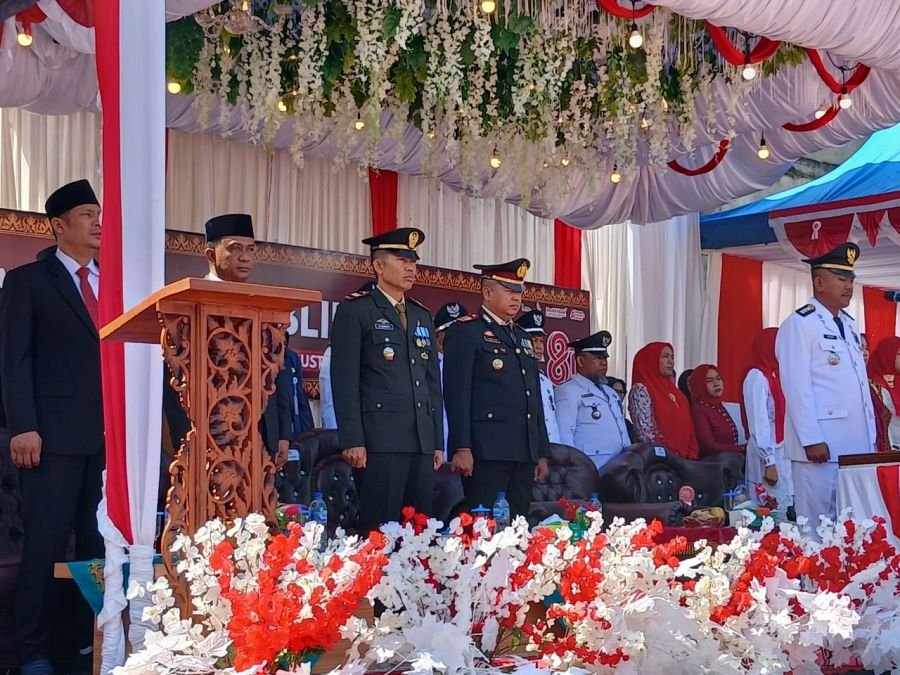 Danramil 04/Rupat Lelttu Inf Budiamsyah Saragih hadiri upacara pengibaran Bendera merah putih.