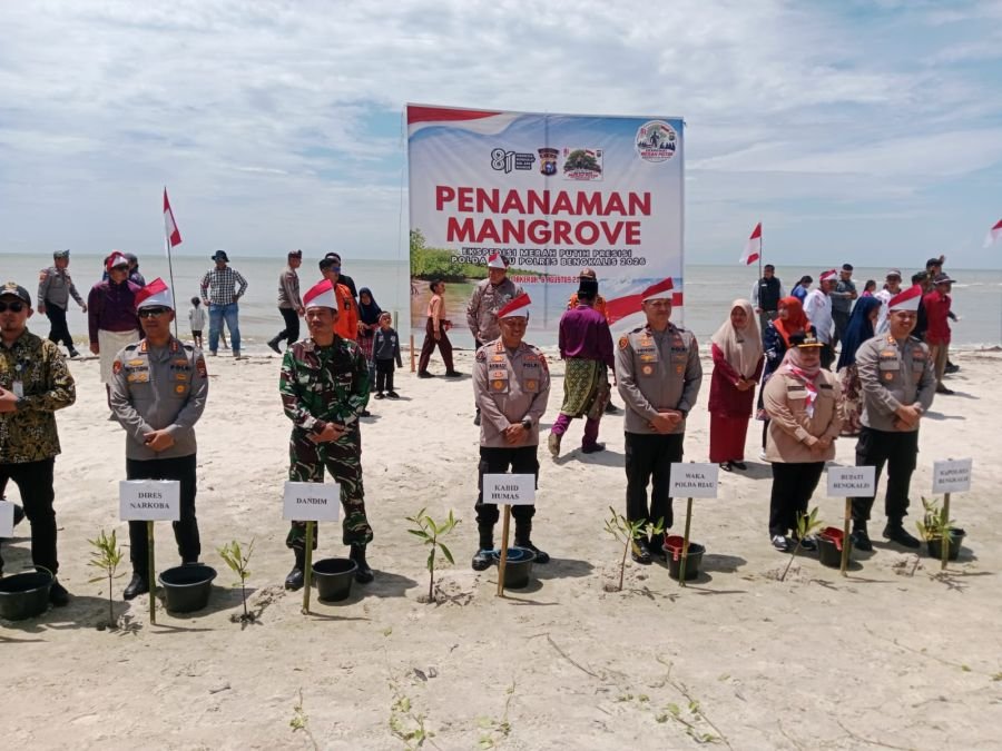 Danramil 04/Rupat Lettu Budiansyah saragi mwwakili Dandim 0303/Bkls  Ekspedisi Merah Putih