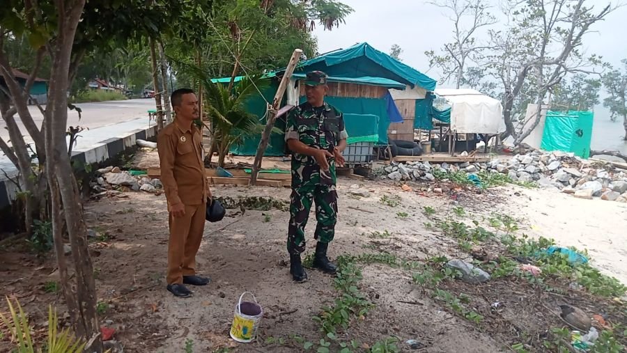 Danramil 04/Tebing Dorong Penanaman Bakau di Pantai Indah Pangke