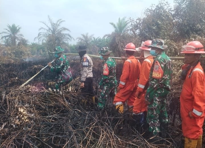 Danramil 05/Bukit Batu Kerahkan Personel Padamkan Karhutla di Tanjung Leban
