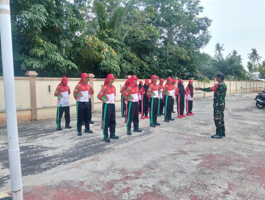 Danramil 05/Bukit Batu Terjunkan Personel Latih Paskibra di Tiga Kecamatan