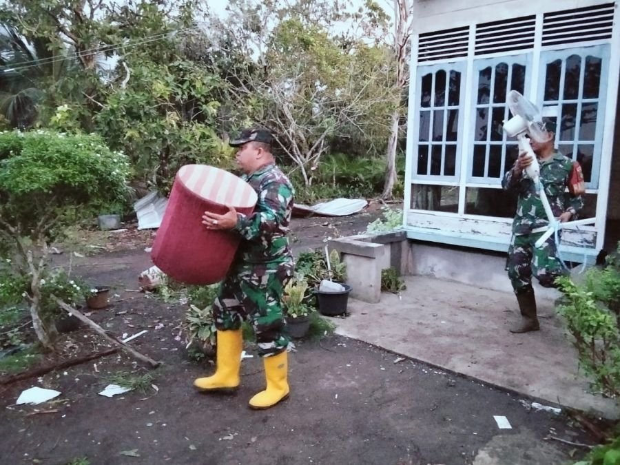 Danramil 05/Bukit Batu: “TNI Tidak Akan Tinggal Diam Saat Rakyat Mengalami Musibah”