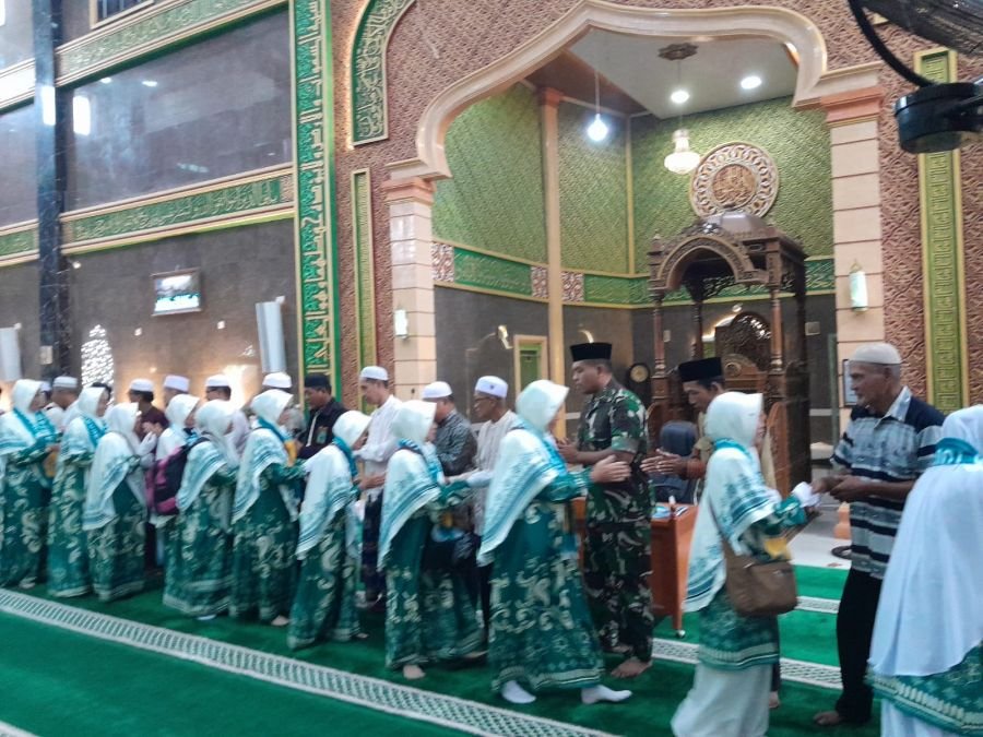 Danramil 07/Reteh, Kapten Arh Nur Cholis Hadiri Pelepasan Jamaah Umroh Kec. Reteh