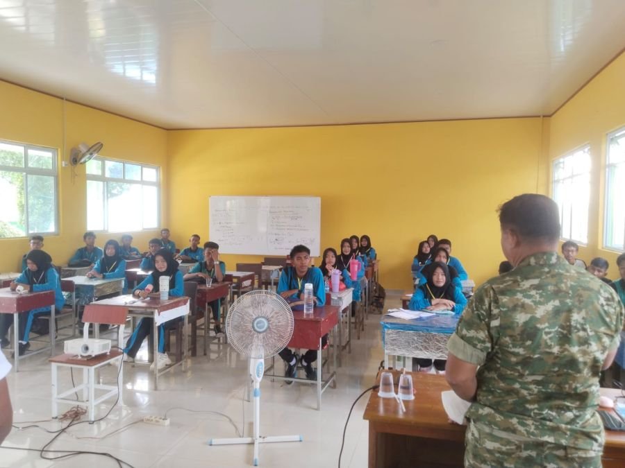 Danramil 07/Tambelan Tanamkan Wawasan Kebangsaan kepada Siswa SMA