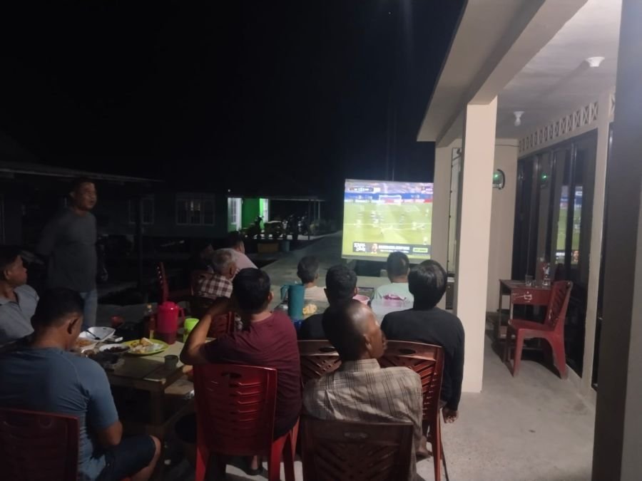 Danramil 07/Tambelan Kobarkan Semangat Kebersamaan Lewat Nobar Piala Dunia