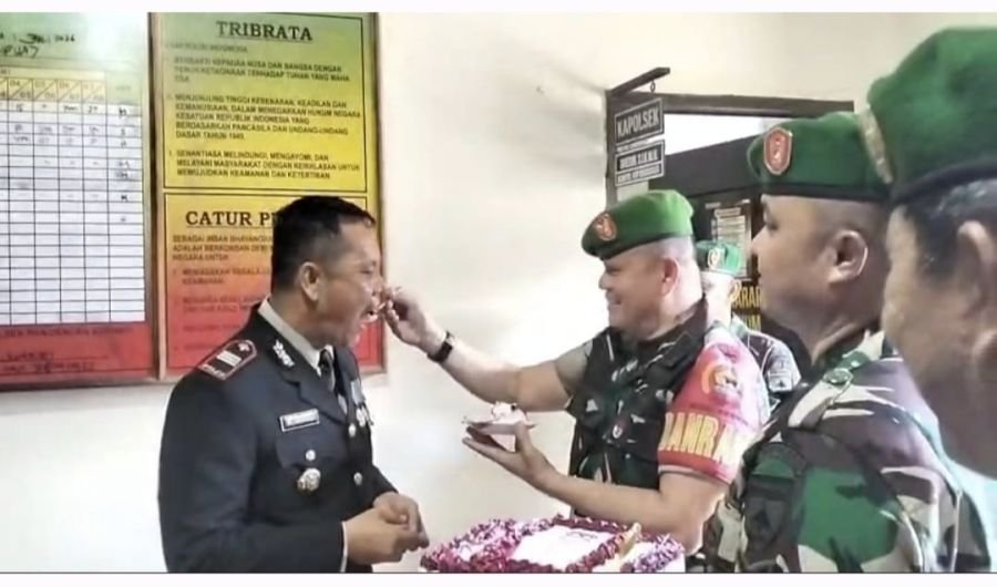 Danramil 09/Langgam Beri Kejutan dan Ucapan HUT Bhayangkara ke-80 kepada Kapolsek Pangkalan Kerinci