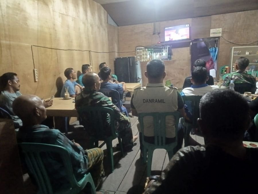 Danramil 10/Pelangiran dan Anggota Bersama Masyarakat Nobar Piala Dunia 2026, Eratkan Kekompakan