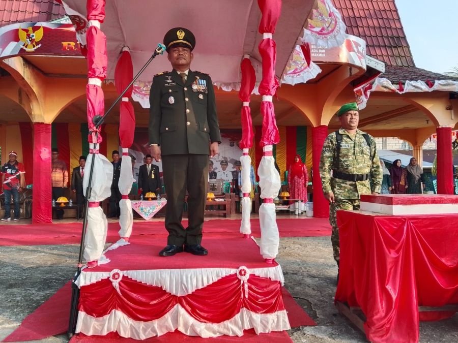 Danramil 10/Pelangiran Laksanakan Upacara Penurunan Bendera HUT RI ke-81 Berlangsung Khidmat