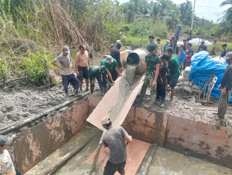 Danramil 10/Pelangiran Turun Langsung Awasi Progres pembangunan Jembatan Gantung Kuala Muda Besar