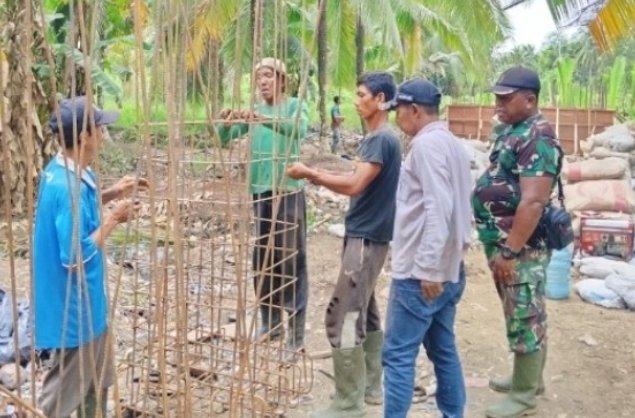 Danramil 11/PBR Pimpin Pekerjaan Jembatan Sungai Luar