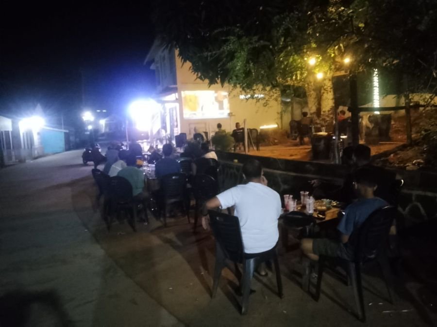 Danramil dan Anggota Koramil 07/Tambelan Ajak Warga Nobar Belanda vs Swedia