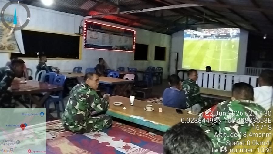 Danramil Koramil 08/Mdh Kapten Inf.P.M Manurung berserta Babinsa  Melaksanakan kegiatan nobar Pildun